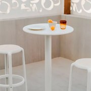 Set Van Hoge Ronde Tafel Ø60 Cm In Ijzer Mizzi En 2 Hoge Tuinkrukken In Polypropyleen Omara Gardenia Wit - Sklum