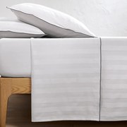 Plat laken in gewassen satijnkatoen, Victor, gestreept