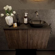 Mondiaz Fowy toiletmeubel 80cm dark brown met zwarte waskom rechts zonder kraangat