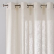 Glasgordijn met oogjes, Nyong