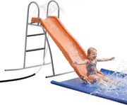 VEVOR Vrijstaande waterglijbaan 165 cm Tuinglijbaan voor kinderen, zwembadglijbaan met geïntegreerde verstelbare sproeier, klimladder en bodembeschermingsmat, kinderglijbaan gemaakt van metaal en kunststof