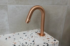 Saniclear Terrazzo fonteinset met gebogen kraan in geborsteld koper