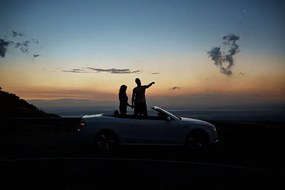 Kunstfotografie Couple holding hands and looking at sunset, Klaus Vedfelt, (40 x 26.7 cm)