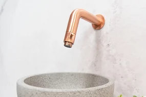 Saniclear Baru fonteinset met eiken plank, grijze terrazzo waskom en koperen kraan voor in het toilet