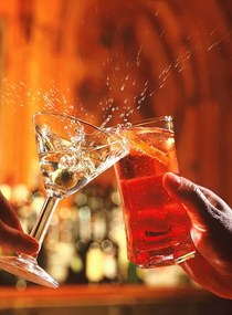 Foto Couple clinking glasses, spilling drink, close-up, Peter Dazeley