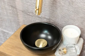 Saniclear Seba fonteinset met bruin eiken plank, zwarte waskom en gouden kraan voor in het toilet