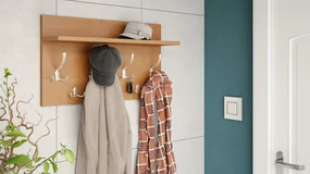 FINLO Elzenhout/ Grepen Glanzend Chroom - MODERNE MUURHANGER MET PLANK VOOR IN DE GANG 70 cm