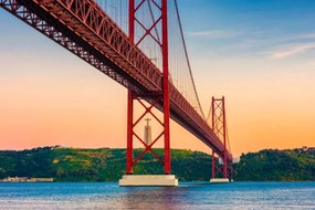 Foto 25th of April Bridge Lisbon Portugal at Sunset, © Allard Schager