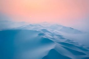 Kunstfotografie Snow covered desert sand dunes at sunset in winter, Xuanyu Han, (40 x 26.7 cm)