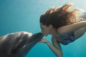 Kunstfotografie Young Woman Kisses Dolphin Underwater, Sunbeams, Justin Lewis, (40 x 26.7 cm)