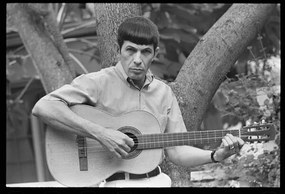 Foto Leonard Nimoy plays guitar, 1966, Suero, Orlando