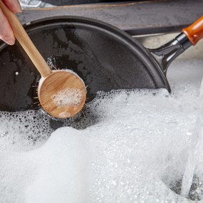 Staub Pans Pannenkoekenpan met houten handvat 28 cm, Zwart - Pans - Staub