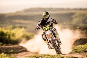 Foto Man on dirt bike racing on dirt road in nature., skynesher