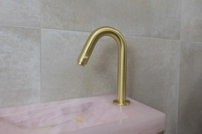 Saniclear Pink Onyx fonteinset met gebogen kraan in geborsteld messing
