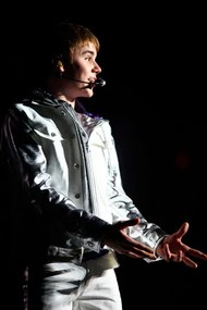 Foto Justin Bieber performing at the NIA