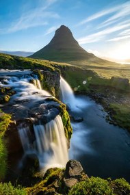 Foto Kirkjufell and waterfall at sunrise in, Ratnakorn Piyasirisorost