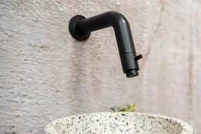 Saniclear Seba fonteinset met eiken plank, zwart-witte terrazzo waskom en zwarte kraan voor in het toilet