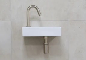 Mueller Mini Rhea wit fonteinset met RVS gebogen fonteinkraan links