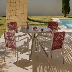 Set Van Ronde Tafel Ø100 Cm Valerie En 4 Tuinstoelen Met Armleuningen In Aluminium Alberta Moka Bruin & Rode Dakpan Touw - Sklum