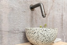 Saniclear Seba fonteinset met eiken plank, zwart-witte terrazzo waskom en verouderd ijzer kraan voor in het toilet