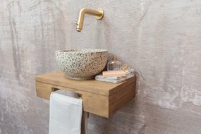 Saniclear Seba fonteinset met bruin eiken plank, zwart-witte terrazzo waskom en gouden kraan voor in het toilet