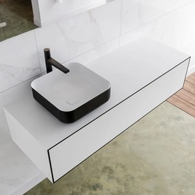 Zaro Lagom volledig naadloos solid surface onderkast met topblad 130cm mat zwart met 1 lades Push tot open. Compleet met solid surface opzetkom met 1 kraangat(en)