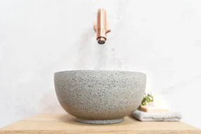 Saniclear Baru fonteinset met eiken plank, grijze terrazzo waskom en koperen kraan voor in het toilet