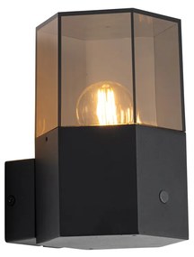 Buiten wandlamp zwart met smoke glas zeshoek en schemersensor - Denmark