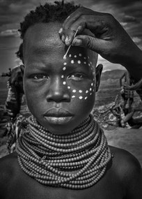 Foto Painting the face of a karo tribe girl (Omo Valley-Ethiopia), Joxe Inazio Kuesta