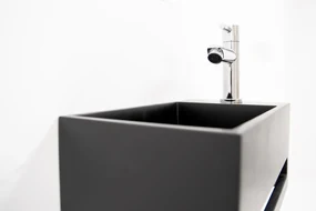 Saniclear Bali fonteinset rechts met mat zwarte fontein en chromen kraan