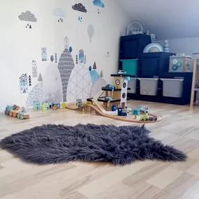 INSPIO Blauwe stickers op de muur van heuvels en huizen