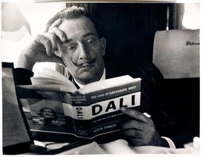 Foto Salvador Dali reading his biography, 6 May, 1959