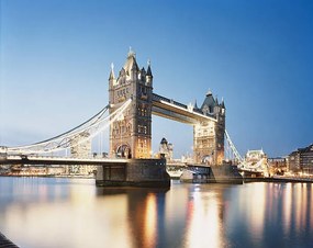 Foto Tower Bridge and city of London at dusk, Gary Yeowell