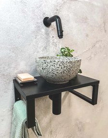 Saniclear Lovi fonteinset met zwart-witte terrazzo waskom en zwarte kraan voor in het toilet