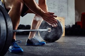 Foto Closeup of weightlifter clapping hands before, BartekSzewczyk