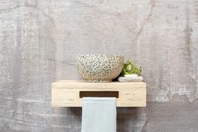 Saniclear Seba fontein met eiken plank en zwart-witte terrazzo waskom voor in het toilet