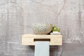 Saniclear Seba fontein met eiken plank en zwart-witte terrazzo waskom voor in het toilet