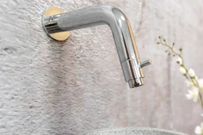 Saniclear Seba fonteinset met bruin eiken plank, grijze terrazzo waskom en chromen kraan voor in het toilet