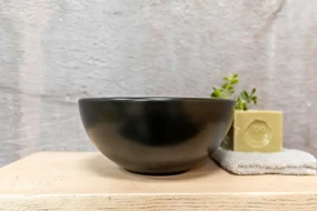 Saniclear Seba fontein met eiken plank en zwarte waskom voor in het toilet