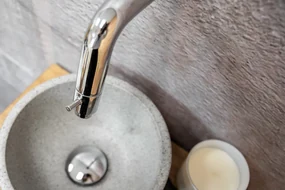 Saniclear Seba fonteinset met bruin eiken plank, grijze terrazzo waskom en chromen kraan voor in het toilet
