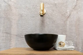 Saniclear Seba fonteinset met bruin eiken plank, zwarte waskom en gouden kraan voor in het toilet