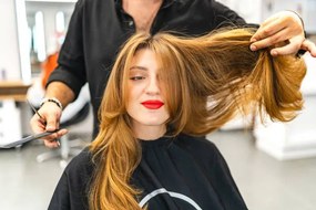 Foto Beautiful young woman getting her hair cut, Su Arslanoglu