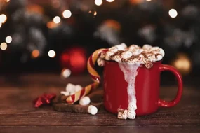 Foto wooden desk space red mug and xmas tree, Kseniya Ovchinnikova