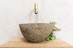 Saniclear Baru fonteinset met eiken plank, rivierstenen waskom en gouden kraan voor in het toilet