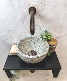 Saniclear Lovi fonteinset met zwart-witte terrazzo waskom en kraan in verouderd messing voor in het toilet