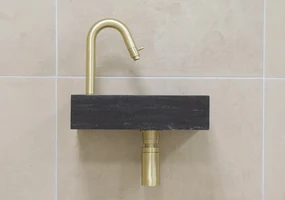 Mueller Small natuursteen fonteinset links met gouden gebogen fonteinkraan en toebehoren