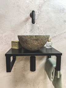 Saniclear Lovi fonteinset met rivierstenen waskom en zwarte kraan voor in het toilet