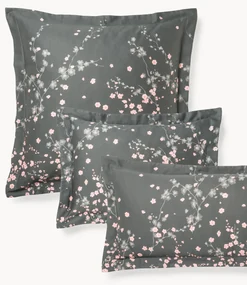 Katoenensatijnen kussenhoes Sakura met bloemenprint