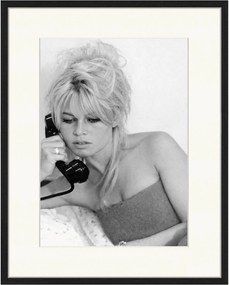 Ingelijste digitale print Brigitte On The Phone
