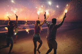 Foto Friends running on a beach with fireworks, wundervisuals, (40 x 26.7 cm)